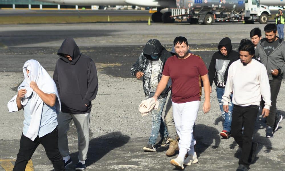 Personas caminan en la base de la Fuerza Aérea Guatemalteca (FAG) luego de la llegada del último vuelo de ciudadanos deportados procedentes de Estados Unidos este martes,  en Ciudad de Guatemala (Guatemala). EFE/ Alex Cruz