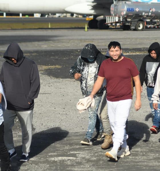 Personas caminan en la base de la Fuerza Aérea Guatemalteca (FAG) luego de la llegada del último vuelo de ciudadanos deportados procedentes de Estados Unidos este martes,  en Ciudad de Guatemala (Guatemala). EFE/ Alex Cruz