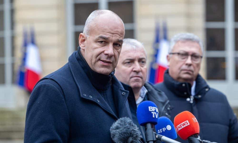 El presidente de la Federación Nacional de Sindicatos de Explotadores Agrícolas (FNSEA), Arnaud Rousseau, habla este viernes con los medios de comunicación después de una reunión con el primer ministro francés, Sébastien Lecornu, en el Hotel Matignon en París. EFE/EPA/CHRISTOPHE PETIT TESSON