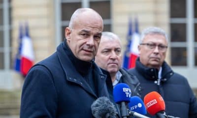 El presidente de la Federación Nacional de Sindicatos de Explotadores Agrícolas (FNSEA), Arnaud Rousseau, habla este viernes con los medios de comunicación después de una reunión con el primer ministro francés, Sébastien Lecornu, en el Hotel Matignon en París. EFE/EPA/CHRISTOPHE PETIT TESSON