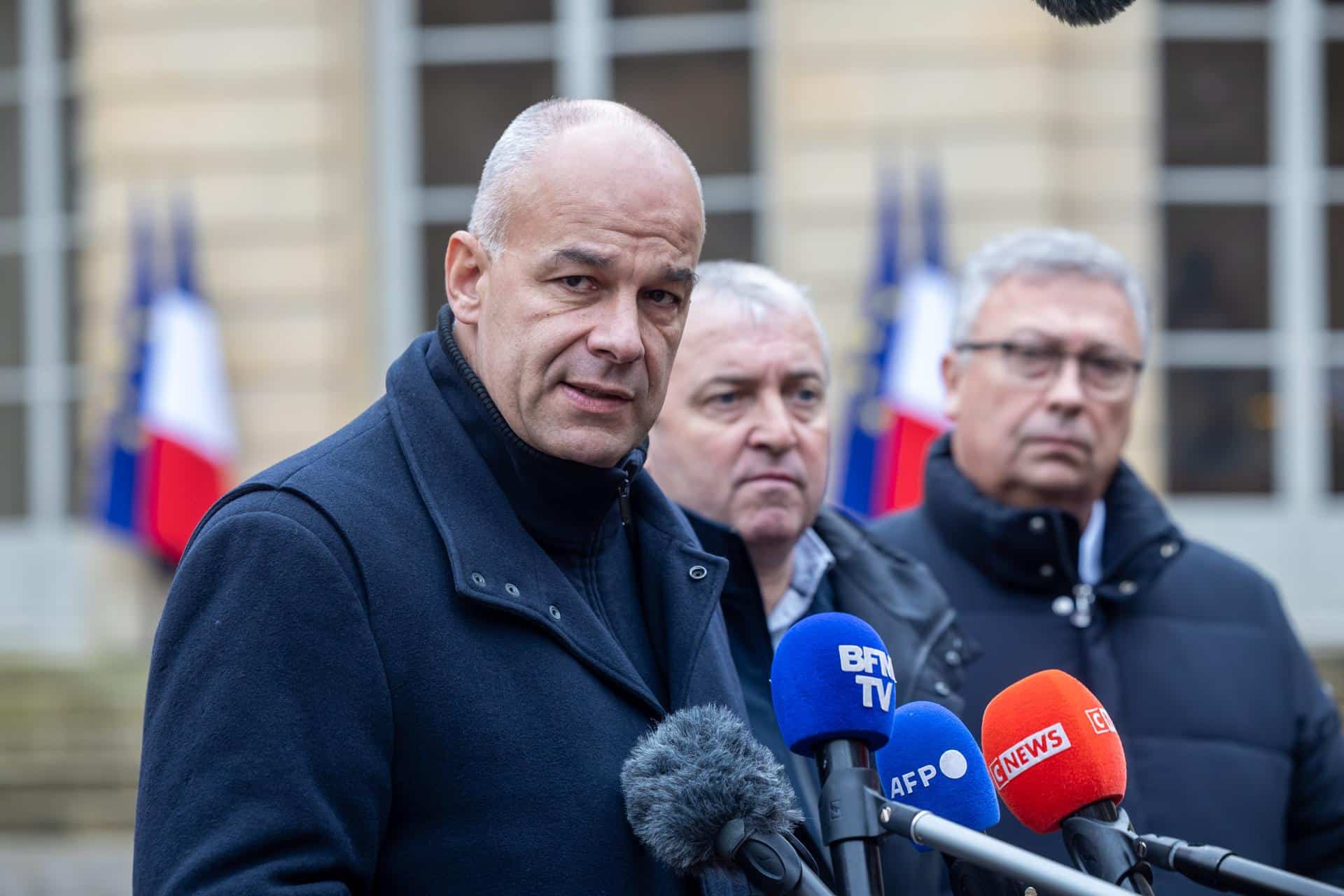 El presidente de la Federación Nacional de Sindicatos de Explotadores Agrícolas (FNSEA), Arnaud Rousseau, habla este viernes con los medios de comunicación después de una reunión con el primer ministro francés, Sébastien Lecornu, en el Hotel Matignon en París. EFE/EPA/CHRISTOPHE PETIT TESSON