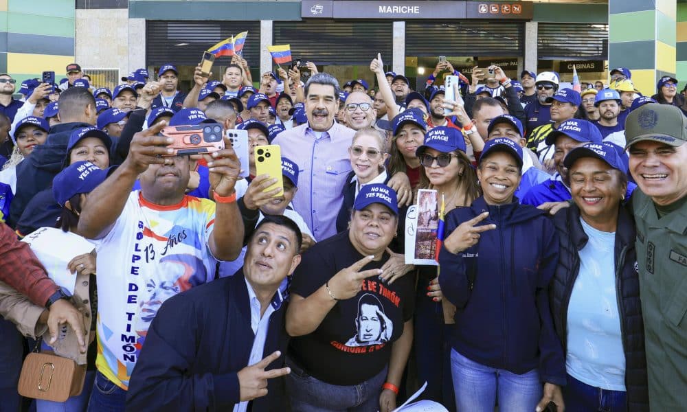 Fotografía cedida por el Palacio de Miraflores del presidente de Venezuela, Nicolás Maduro (c), junto a simpatizantes en un acto de gobierno este jueves, en Caracas (Venezuela). EFE/ Palacio de Miraflores /SOLO USO EDITORIAL/NO VENTAS/ SOLO DISPONIBLE PARA ILUSTRAR LA NOTICIA QUE ACOMPAÑA (CRÉDITO OBLIGATORIO)