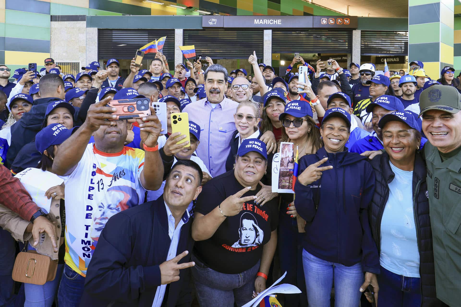 Fotografía cedida por el Palacio de Miraflores del presidente de Venezuela, Nicolás Maduro (c), junto a simpatizantes en un acto de gobierno este jueves, en Caracas (Venezuela). EFE/ Palacio de Miraflores /SOLO USO EDITORIAL/NO VENTAS/ SOLO DISPONIBLE PARA ILUSTRAR LA NOTICIA QUE ACOMPAÑA (CRÉDITO OBLIGATORIO)
