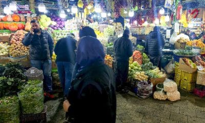 Foto de archivo de varias personas comprando en el Bazar de Tajrish en el norte de Teherán. El Gobierno iraní reconoció este martes las protestas de los últimos días en el país por el deterioro de la situación económica, se mostró dispuesto a dialogar con los manifestantes y prometió hacer reformas para preservar el poder adquisitivo de los ciudadanos EFE/ Aydin Shayegan