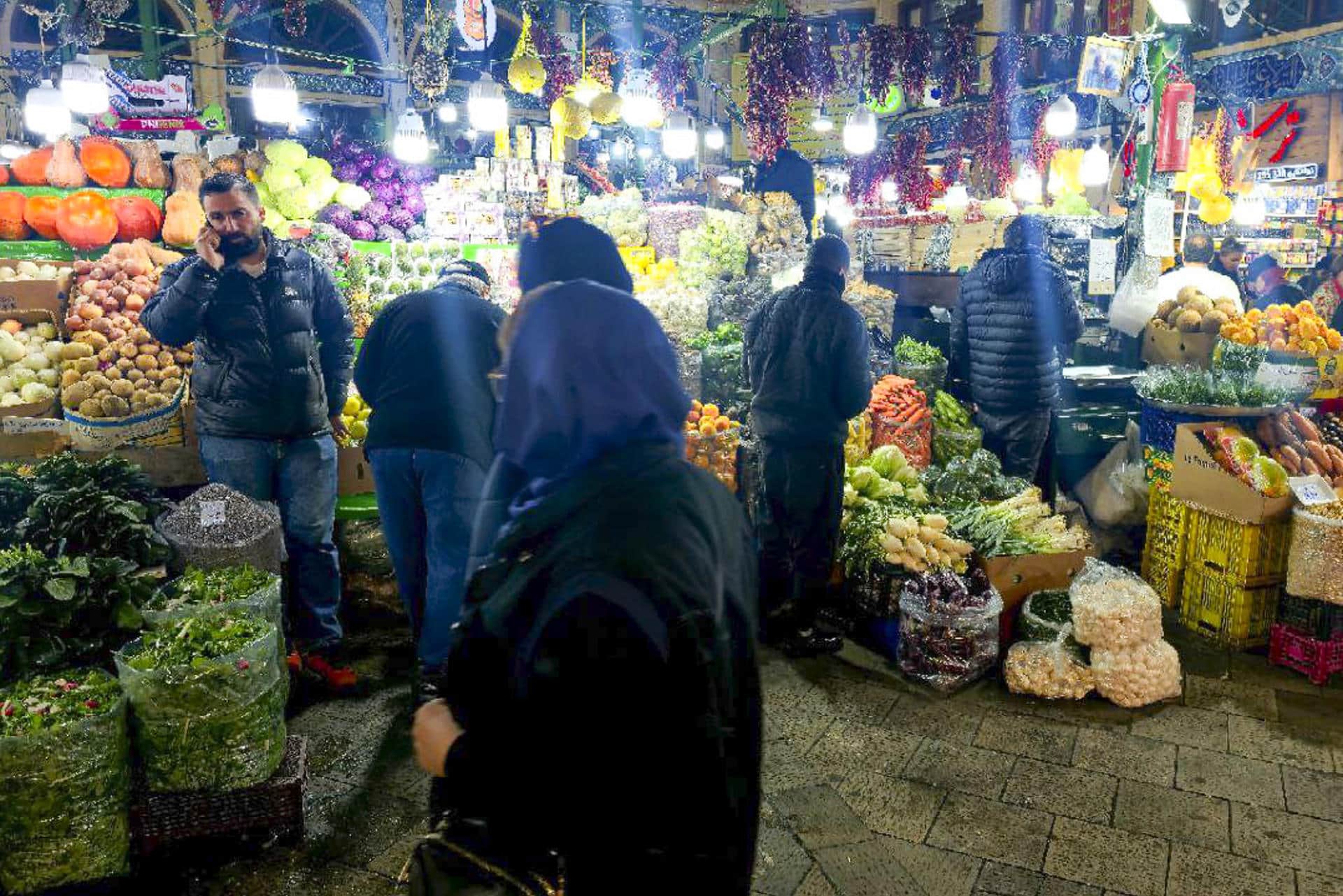 Foto de archivo de varias personas comprando en el Bazar de Tajrish en el norte de Teherán. El Gobierno iraní reconoció este martes las protestas de los últimos días en el país por el deterioro de la situación económica, se mostró dispuesto a dialogar con los manifestantes y prometió hacer reformas para preservar el poder adquisitivo de los ciudadanos EFE/ Aydin Shayegan