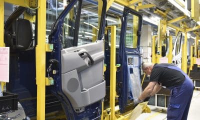Un empleado de la automovilística germana Mercedes-Benz trabaja en la fábrica de Lundwigsfelde, Alemania. EFE/Bernd Settnik