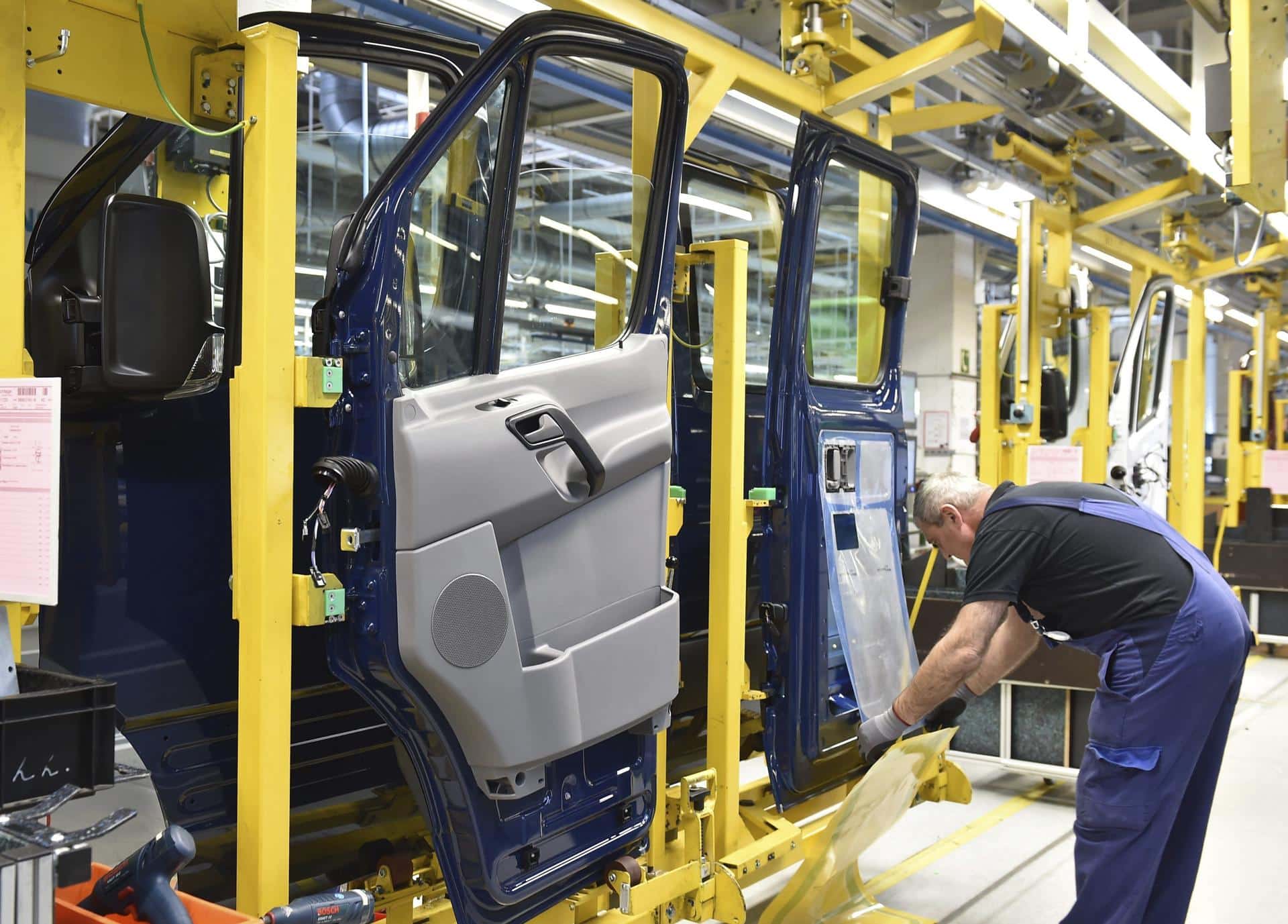 Un empleado de la automovilística germana Mercedes-Benz trabaja en la fábrica de Lundwigsfelde, Alemania. EFE/Bernd Settnik