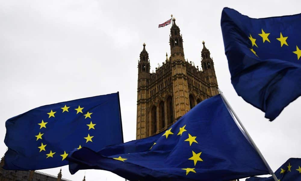 Manifestantes a favor de la Unión Europea protestan a las afueras de la Parlamento en Londres, Reino Unido, el 29 de enero de 2018. EFE/Archivo/Andy Rain