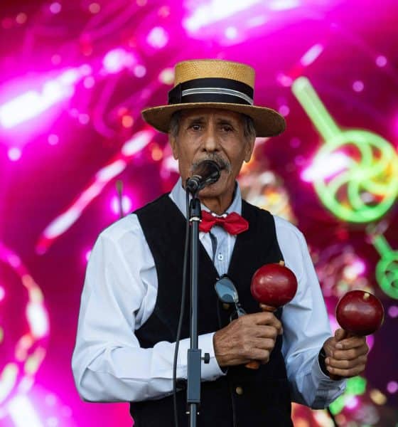 Un integrante de la agrupación Los Antaños del Estadio se presenta en un concierto este domingo, en Caracas (Venezuela). EFE/ Ronald Peña R