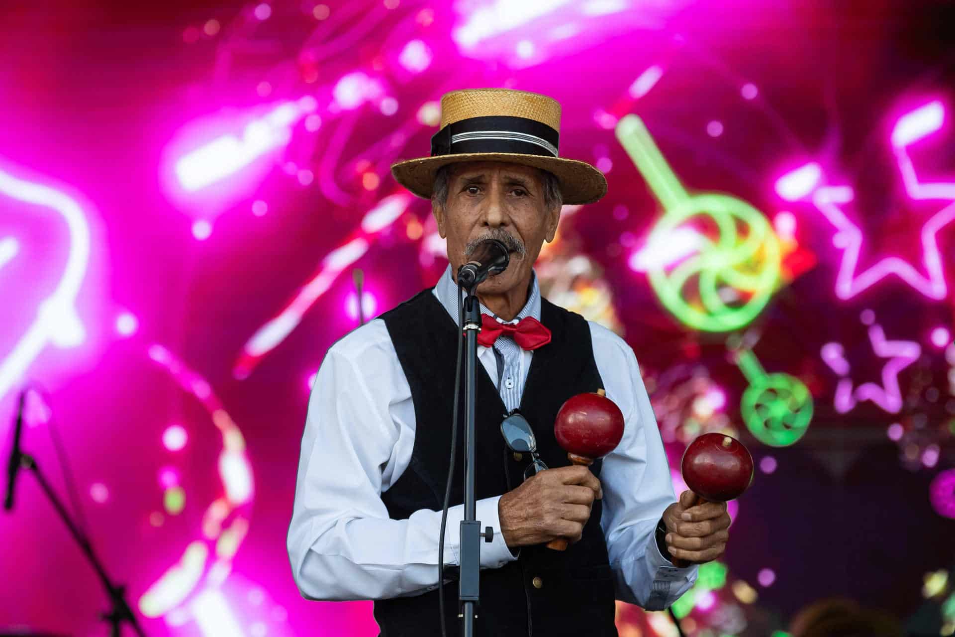 Un integrante de la agrupación Los Antaños del Estadio se presenta en un concierto este domingo, en Caracas (Venezuela). EFE/ Ronald Peña R