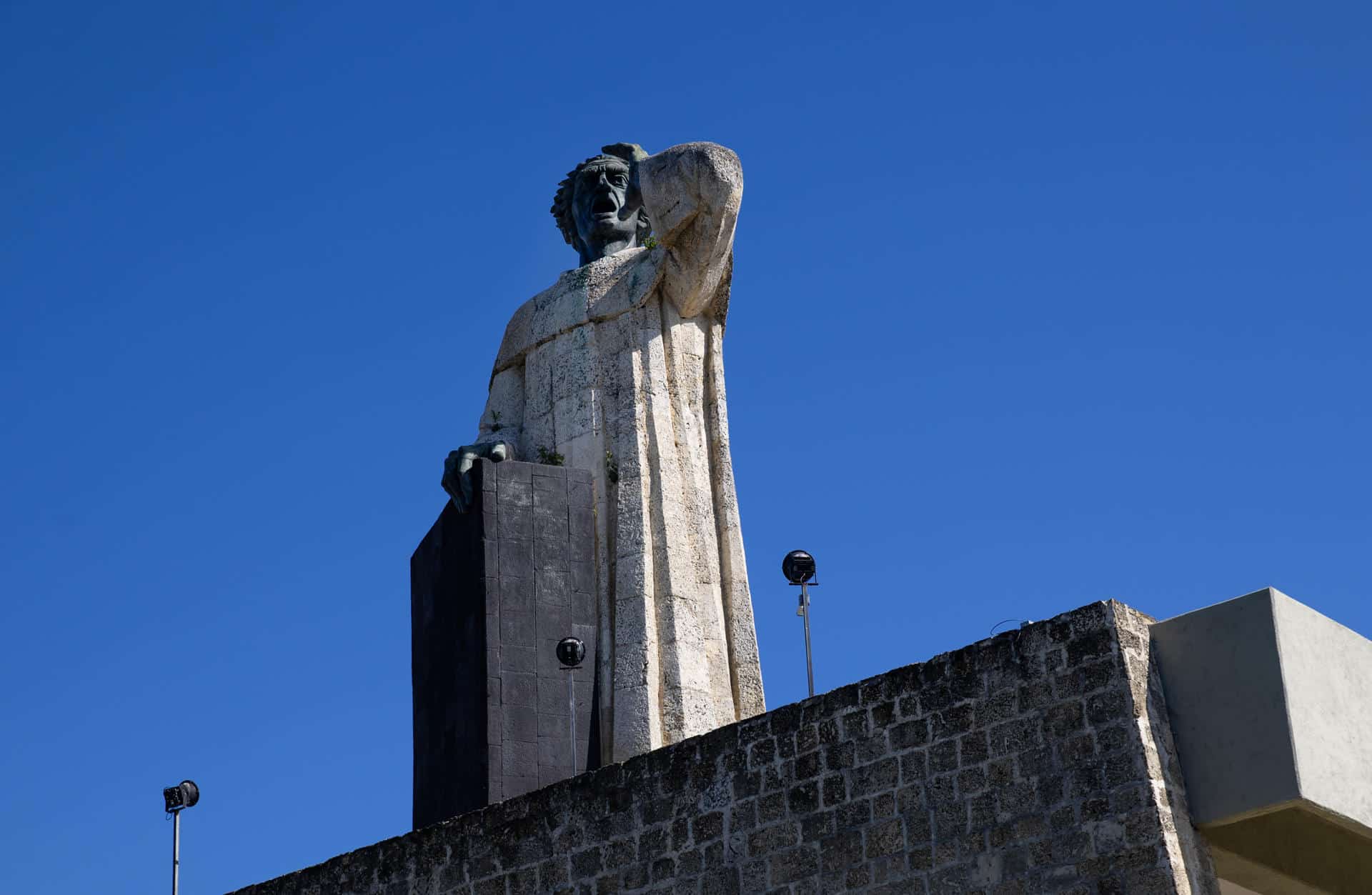 Fotografía del monumento a fray Antonio de Montesinos este domingo en Santo Domingo (República Dominicana). EFE/Orlando Barría