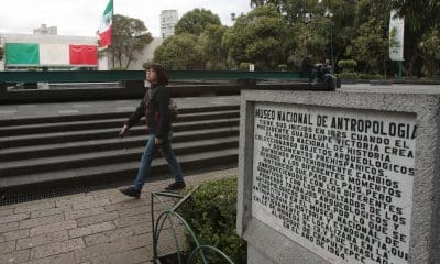 Fotografía del 16 de septiembre de 2024 que muestra a una persona caminando a las afueras del Museo Nacional de Antropología en la Ciudad de México (México). EFE/Alex Cruz