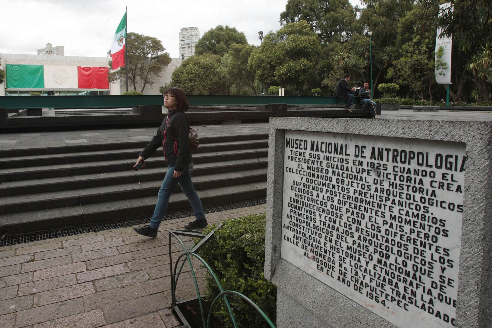 Fotografía del 16 de septiembre de 2024 que muestra a una persona caminando a las afueras del Museo Nacional de Antropología en la Ciudad de México (México). EFE/Alex Cruz