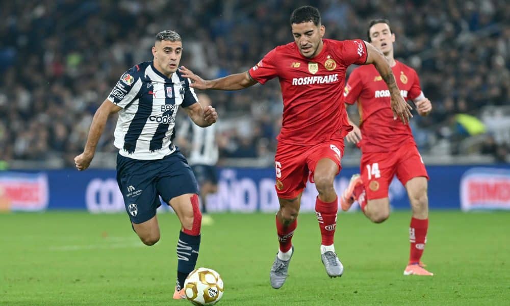 Germán Berterame (i), de Monterrey, disputa el balón con Federico Pereira (d) de Toluca, en el partido de ida de las semifinales de la Liga MX entre Monterrey y Toluca en el estadio BBVA en Guadalupe (México). EFE/Miguel Sierra