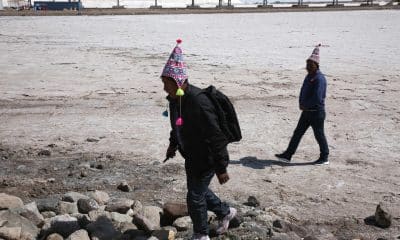 Fotografía de archivo que muestra personas caminando en una planta estatal de litio en Colcha K (Bolivia). EFE/ Luis Gandarillas