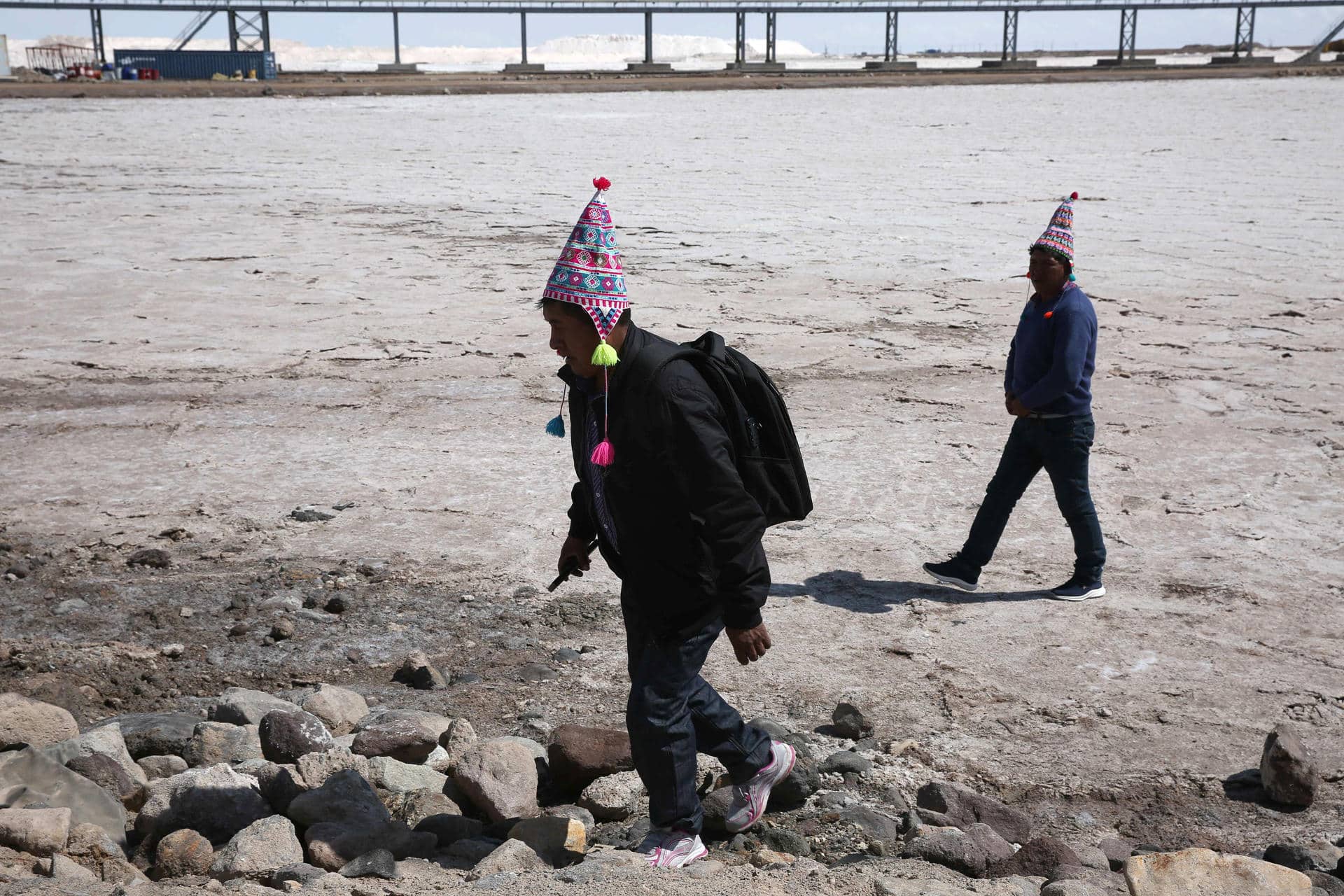 Fotografía de archivo que muestra personas caminando en una planta estatal de litio en Colcha K (Bolivia). EFE/ Luis Gandarillas