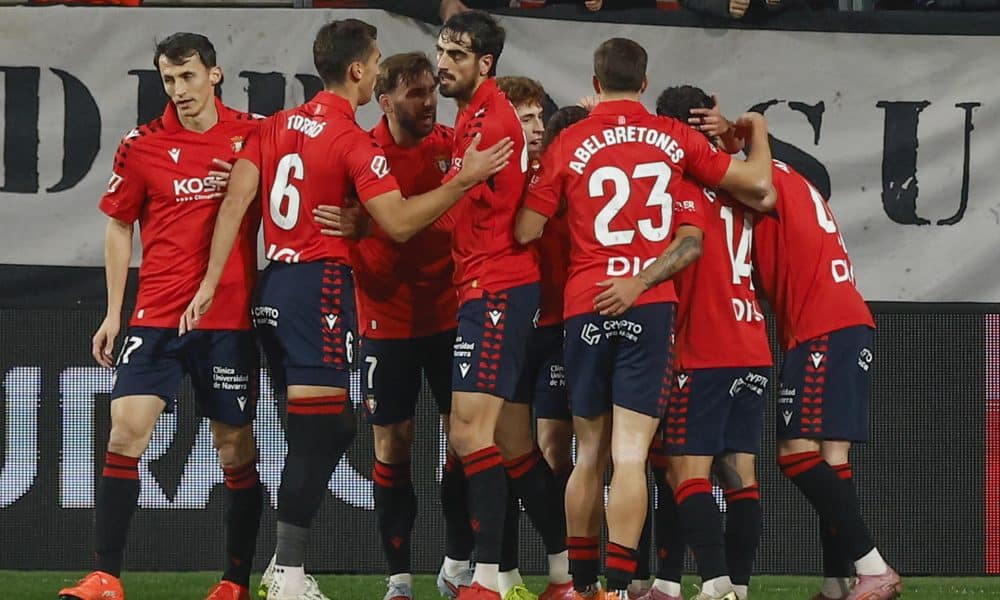 Los jugadores de Osasuna celebran tras marcar ante el Levante, durante el partido de LaLiga de fútbol que CA Osasuna y Levante UD disputan este lunes en el estadio de El Sadar, en Pamplona. EFE/Villar López