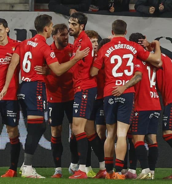 Los jugadores de Osasuna celebran tras marcar ante el Levante, durante el partido de LaLiga de fútbol que CA Osasuna y Levante UD disputan este lunes en el estadio de El Sadar, en Pamplona. EFE/Villar López