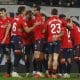 Los jugadores de Osasuna celebran tras marcar ante el Levante, durante el partido de LaLiga de fútbol que CA Osasuna y Levante UD disputan este lunes en el estadio de El Sadar, en Pamplona. EFE/Villar López