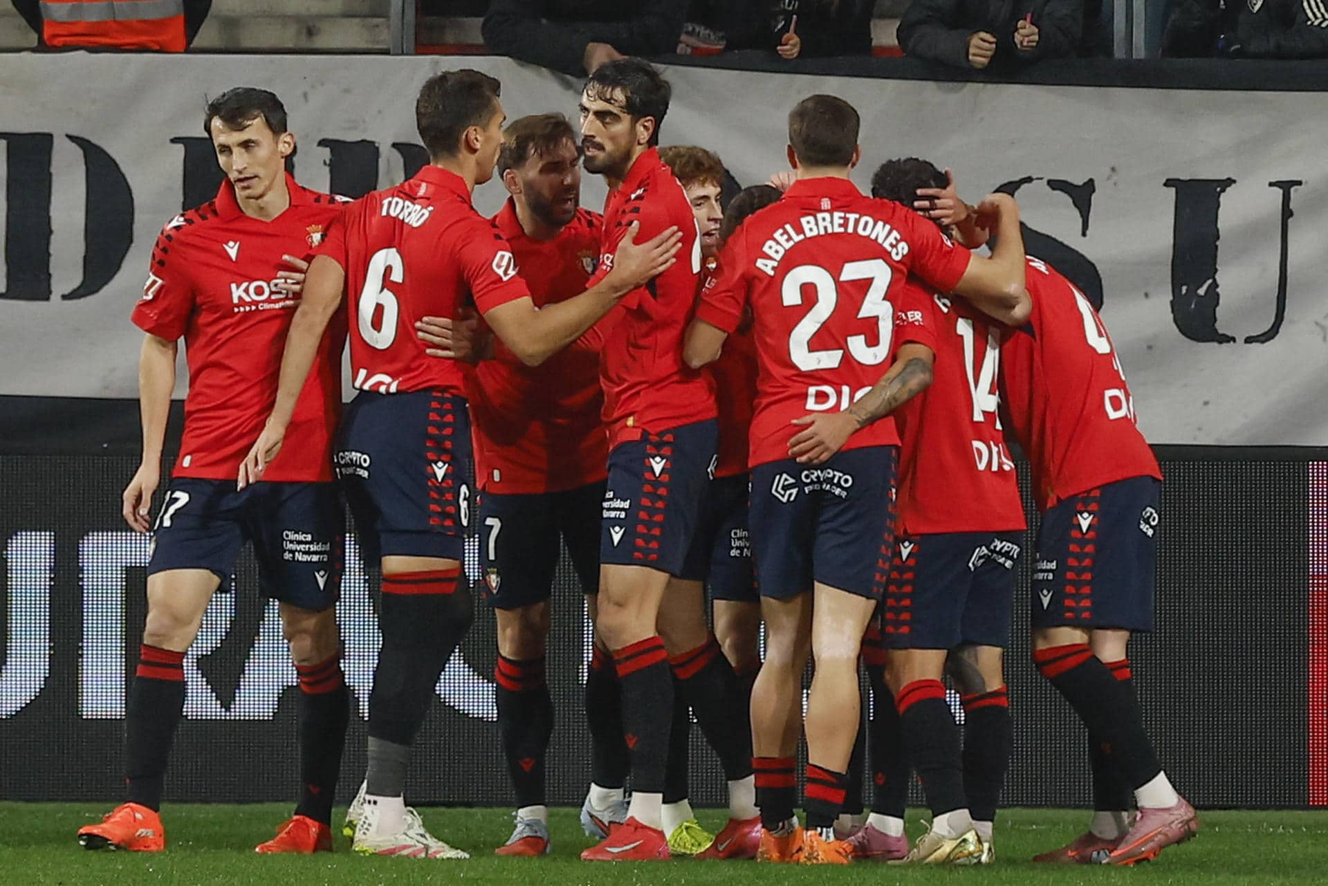 Los jugadores de Osasuna celebran tras marcar ante el Levante, durante el partido de LaLiga de fútbol que CA Osasuna y Levante UD disputan este lunes en el estadio de El Sadar, en Pamplona. EFE/Villar López