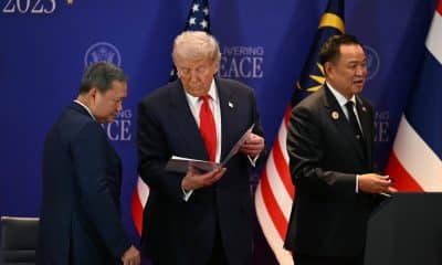 Fotografía de archivo, tomada el 26/10/2025, que muestra al presidente de Estados Unidos, Donald Trump (C), junto a los primeros ministros de Camboya, Hun Manet (I) y Tailandi, Anutin Charnvirakul, (D) en un acto en Kuala Lumpur, Malasia. EFE/EPA/MOHD RASFAN / POOL