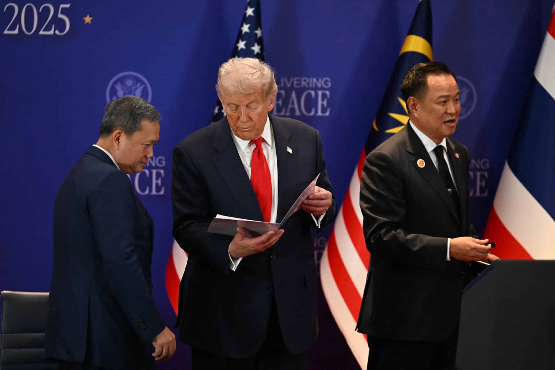 Fotografía de archivo, tomada el 26/10/2025, que muestra al presidente de Estados Unidos, Donald Trump (C), junto a los primeros ministros de Camboya, Hun Manet (I) y Tailandi, Anutin Charnvirakul, (D) en un acto en Kuala Lumpur, Malasia. EFE/EPA/MOHD RASFAN / POOL