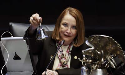 Fotografía cedida por la Cámara de Senadores de México de su presidenta, Laura Itzel Castillo, agita una campana durante una sesión de trabajo este jueves, en la Ciudad de México (México). EFE/Cámara de Senadores/SOLO USO EDITORIAL/NO VENTAS/SOLO DISPONIBLE PARA ILUSTRAR LA NOTICIA QUE ACOMPAÑA (CRÉDITO OBLIGATORIO)