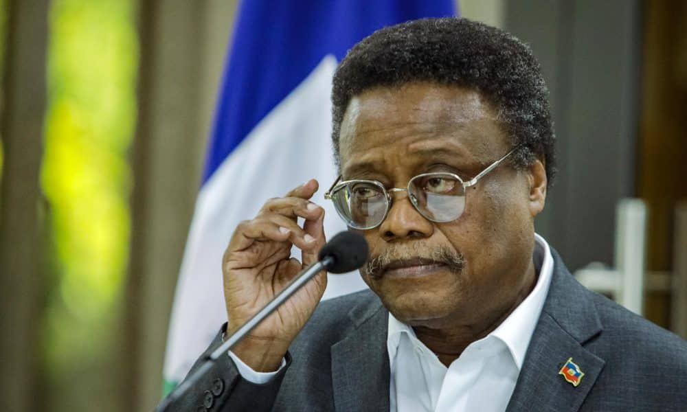 El miembro del Consejo Presidencial de Transición (CPT) de Haití, Fritz Alphonse Jean, habla en una rueda de prensa este martes, en Puerto Príncipe (Haití). EFE/ Mentor David Lorens