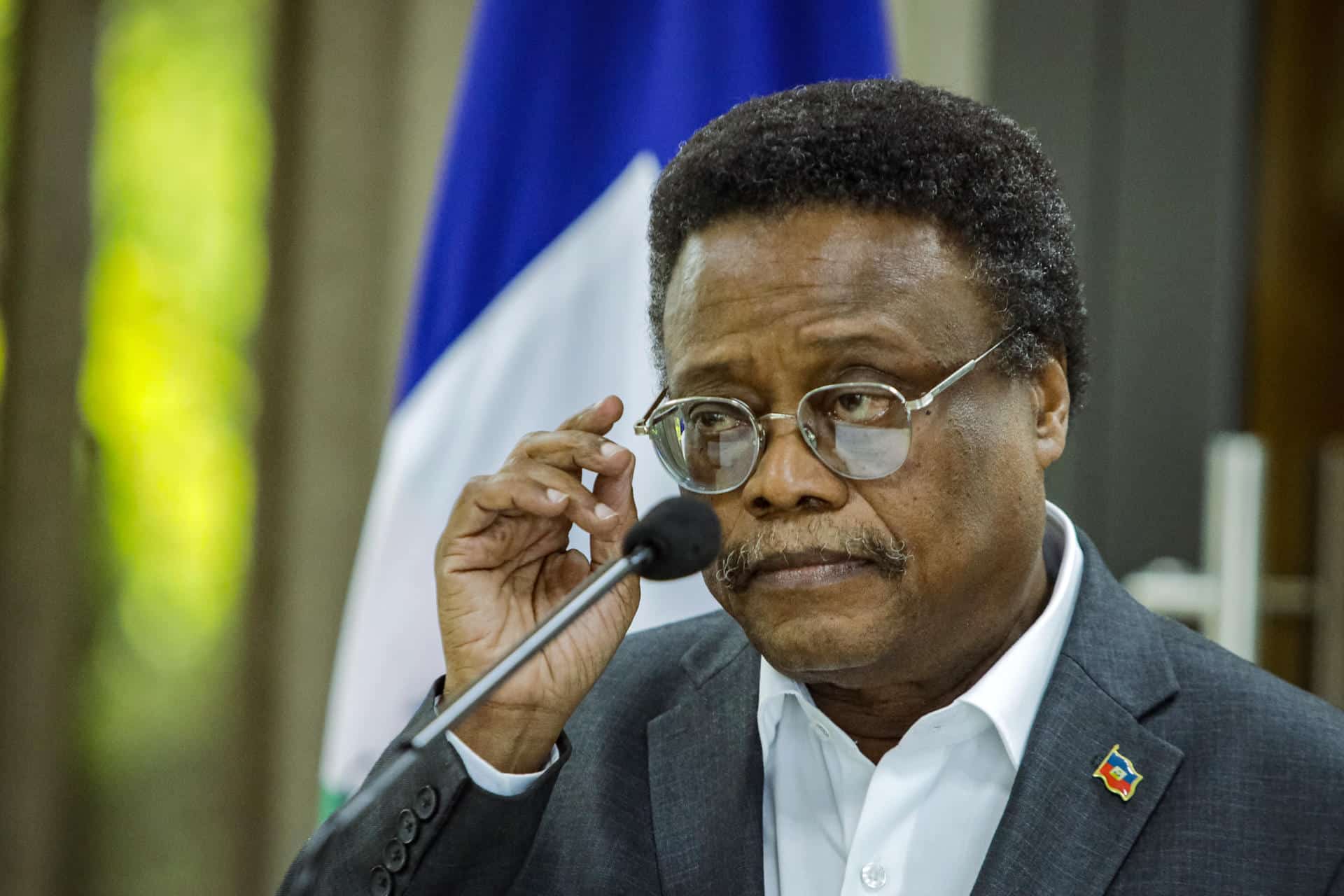 El miembro del Consejo Presidencial de Transición (CPT) de Haití, Fritz Alphonse Jean, habla en una rueda de prensa este martes, en Puerto Príncipe (Haití). EFE/ Mentor David Lorens