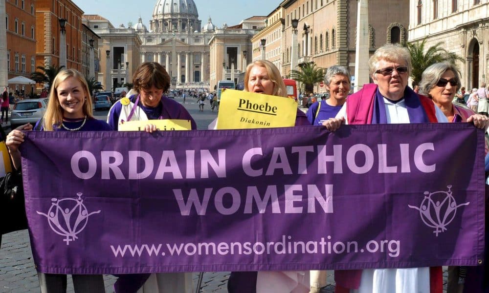 Foto de archivo con mujeres de varios movimientos religiosos participando en una protesta para pedir la ordenación de mujeres en la Iglesia Católica Romana, el 15 de octubre de 2008 en la Via della Conciliazione, Roma, cerca de El Vaticano. EFE/CLAUDIO PERI.