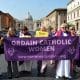 Foto de archivo con mujeres de varios movimientos religiosos participando en una protesta para pedir la ordenación de mujeres en la Iglesia Católica Romana, el 15 de octubre de 2008 en la Via della Conciliazione, Roma, cerca de El Vaticano. EFE/CLAUDIO PERI.