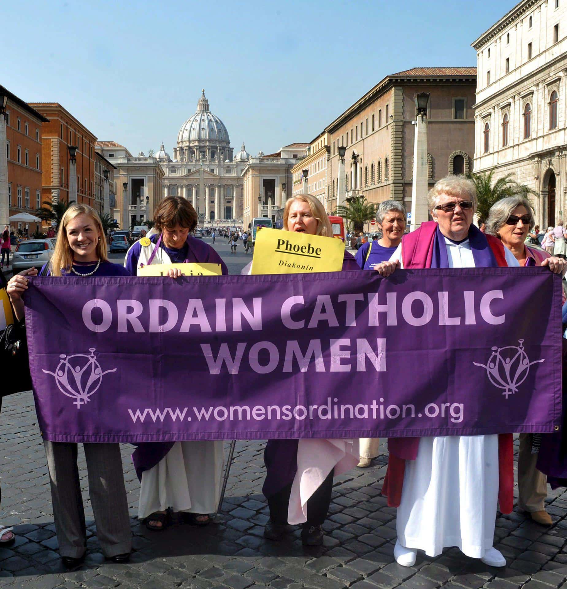 Foto de archivo con mujeres de varios movimientos religiosos participando en una protesta para pedir la ordenación de mujeres en la Iglesia Católica Romana, el 15 de octubre de 2008 en la Via della Conciliazione, Roma, cerca de El Vaticano. EFE/CLAUDIO PERI.