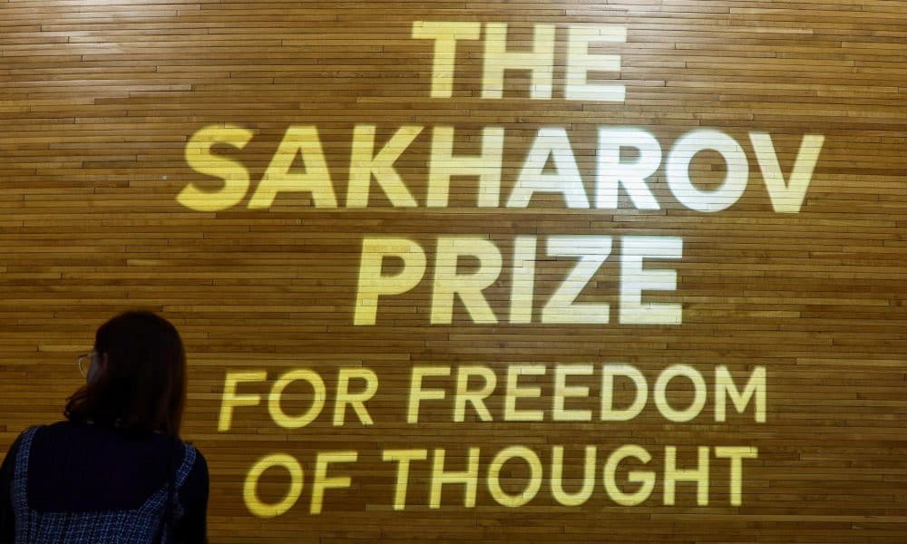 Un letrero del Premio Sájarov a la Libertad de Conciencia antes de la ceremonia de entrega en el Parlamento Europeo en Estrasburgo, Francia, el 16 de diciembre de 2025. Los miembros del Parlamento Europeo han concedido el Premio Sájarov a la Libertad de Conciencia 2025 a los periodistas encarcelados Andrzej Poczobut de Bielorrusia y Mzia Amaglobeli de Georgia. EFE/EPA/RONALD WITTEK