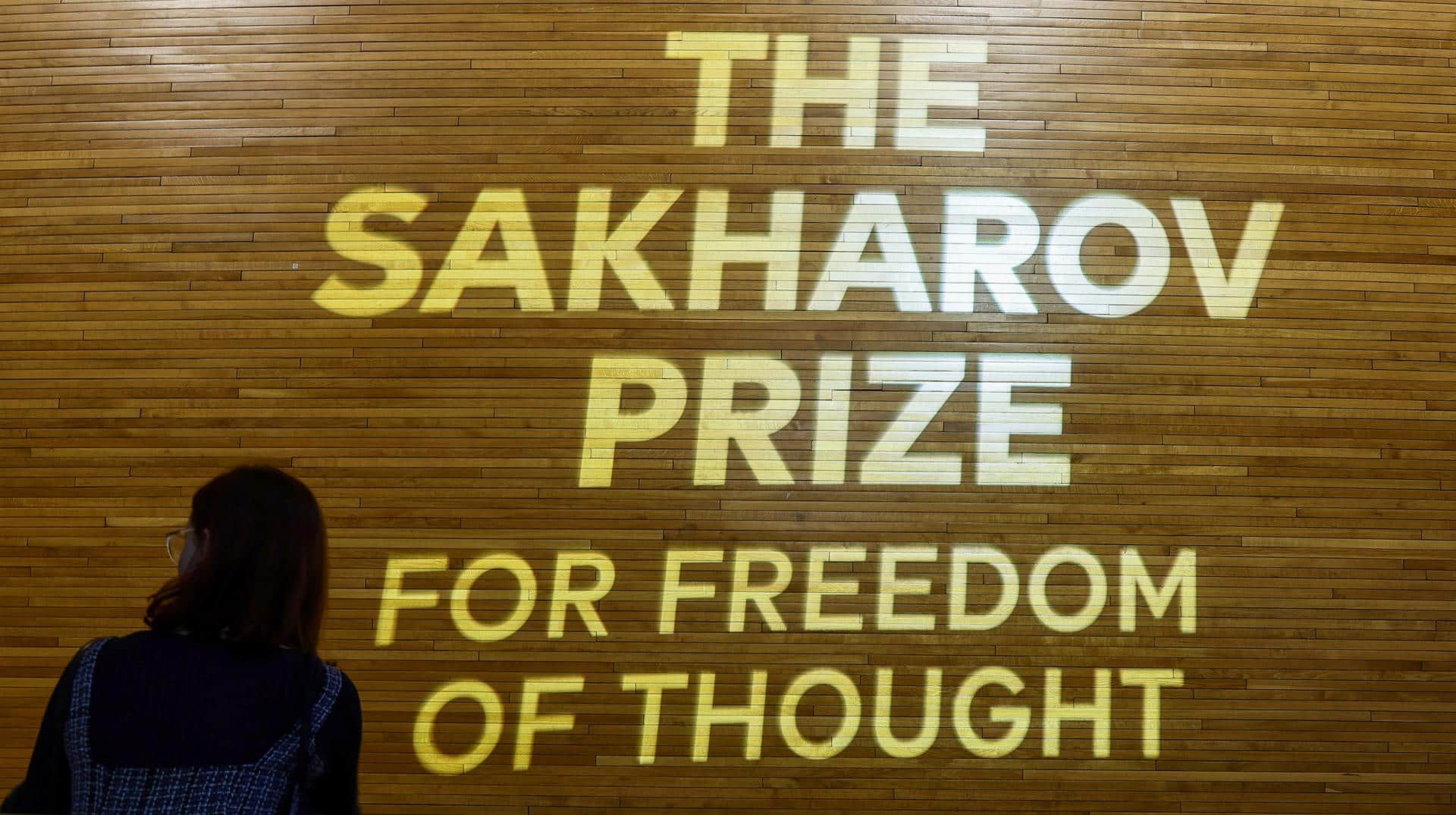 Un letrero del Premio Sájarov a la Libertad de Conciencia antes de la ceremonia de entrega en el Parlamento Europeo en Estrasburgo, Francia, el 16 de diciembre de 2025. Los miembros del Parlamento Europeo han concedido el Premio Sájarov a la Libertad de Conciencia 2025 a los periodistas encarcelados Andrzej Poczobut de Bielorrusia y Mzia Amaglobeli de Georgia. EFE/EPA/RONALD WITTEK