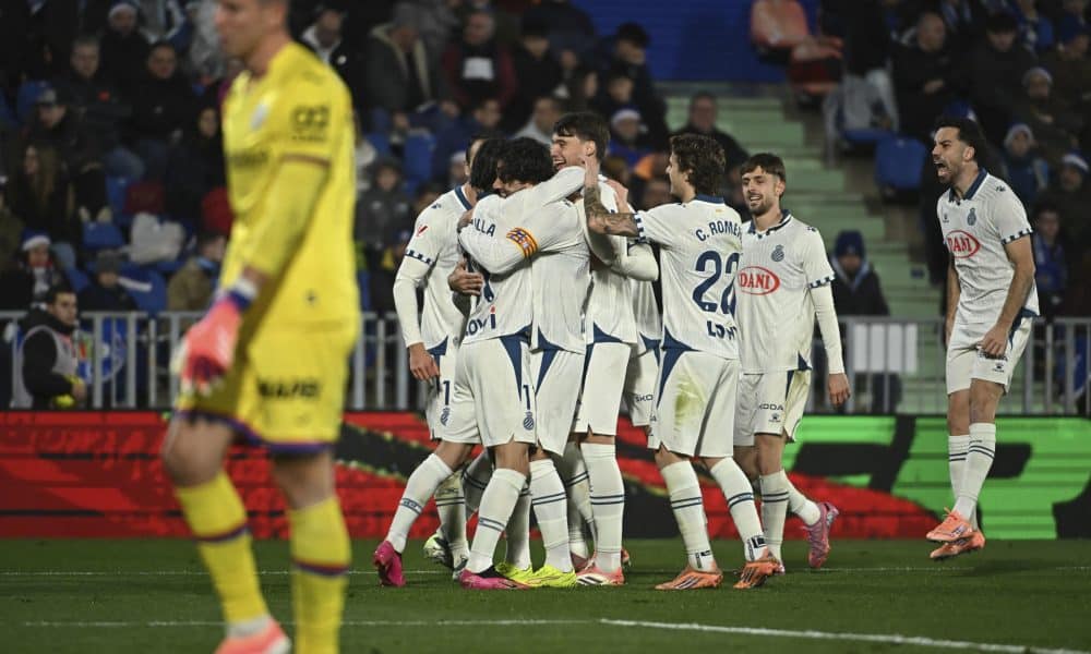 Los jugadores del Espanyol celebran un tanto durante el encuentro correspondiente a la jornada 16 de LaLiga que disputaron Getafe CF y RCD Espanyol en el Coliseum de Getafe. EFE/ Fernando Villar