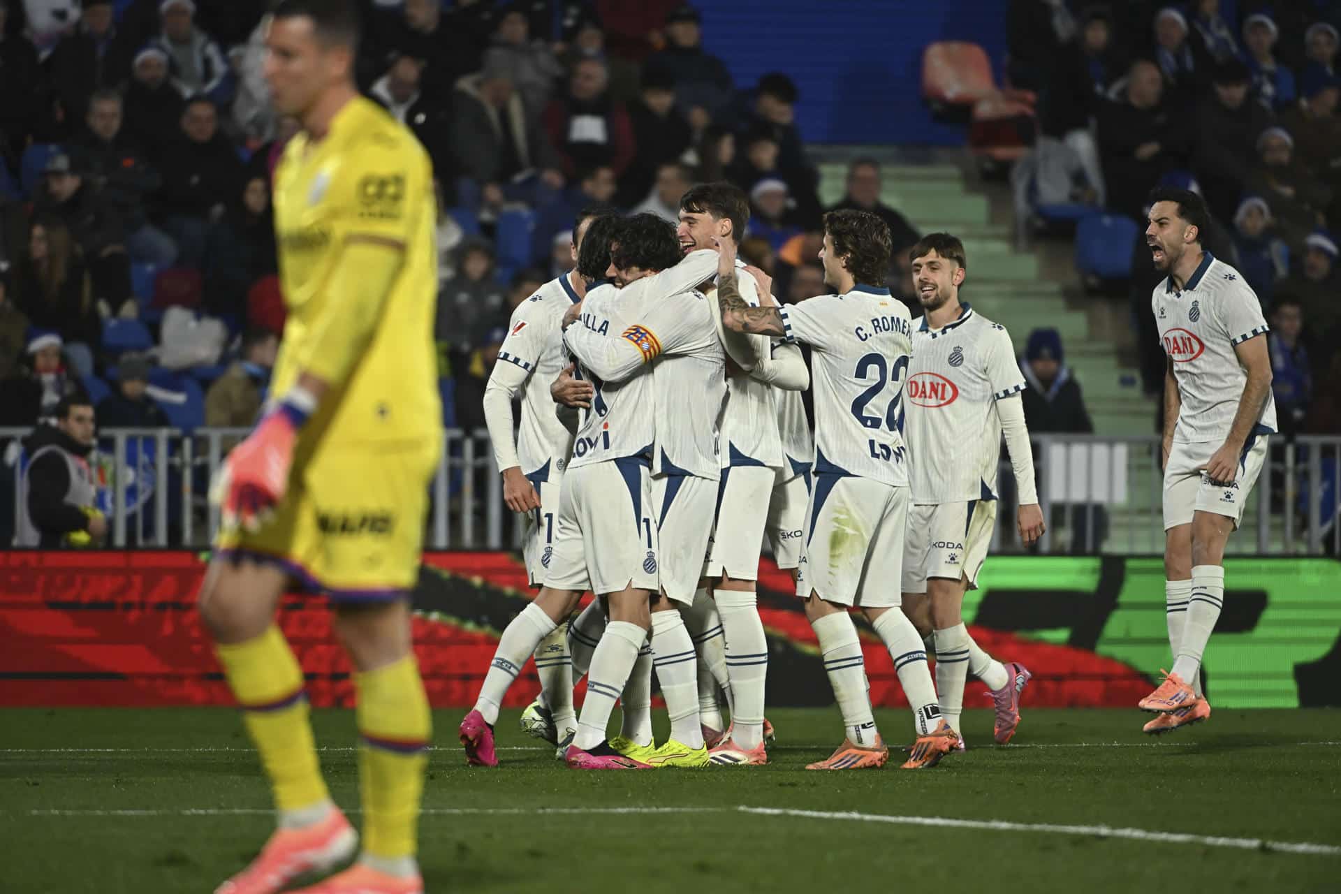 Los jugadores del Espanyol celebran un tanto durante el encuentro correspondiente a la jornada 16 de LaLiga que disputaron Getafe CF y RCD Espanyol en el Coliseum de Getafe. EFE/ Fernando Villar