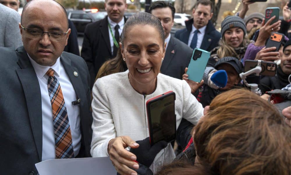 La presidenta de México, Claudia Sheinbaum (c), saluda a la gente a su llegada al Instituto Mexicano de Cultura este viernes, en Washington (EE.UU.). EFE/ Ángel Colmenares
