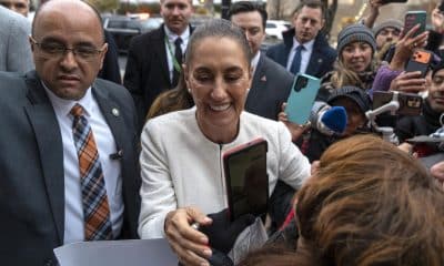 La presidenta de México, Claudia Sheinbaum (c), saluda a la gente a su llegada al Instituto Mexicano de Cultura este viernes, en Washington (EE.UU.). EFE/ Ángel Colmenares