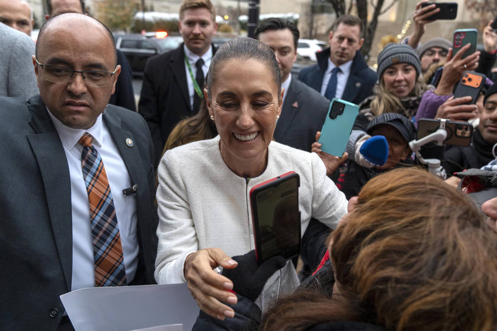 La presidenta de México, Claudia Sheinbaum (c), saluda a la gente a su llegada al Instituto Mexicano de Cultura este viernes, en Washington (EE.UU.). EFE/ Ángel Colmenares