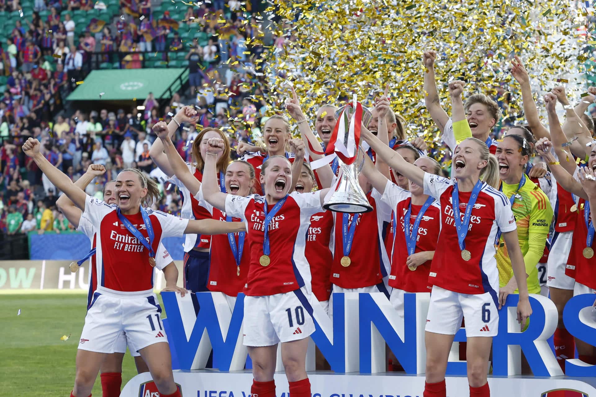 Fotografía de Toni Albir, en la que puede verse en una imagen de archivo del 24 de mayo de 2025 a las jugadoras del Arsenal, ganadoras de la pasada edición de la Liga de Campeones. EFE