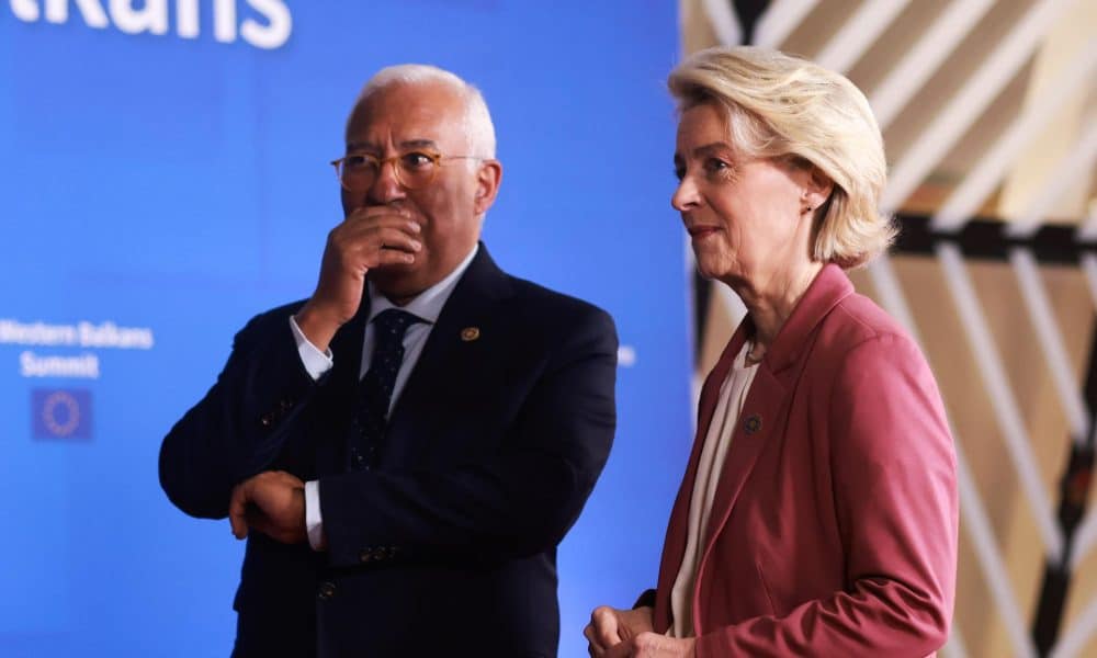 El presidente del Consejo Europeo, Antonio Costa, y la presidenta de la Comisión Europea, Ursula von der Leyen (R), durante la Cumbre de la UE-Balcanes Occidentales en Bruselas, Bélgica, 17 de diciembre de 2025. 
EFE/EPA/OLIVIER HOSLET