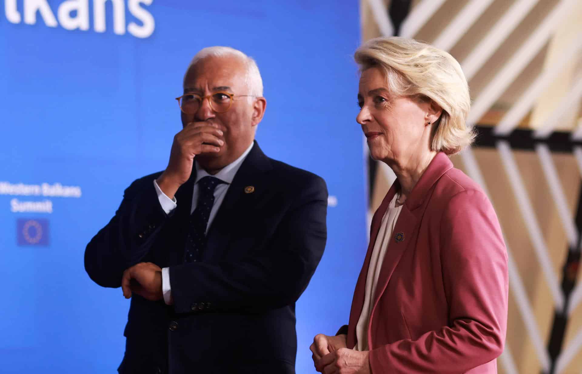 El presidente del Consejo Europeo, Antonio Costa, y la presidenta de la Comisión Europea, Ursula von der Leyen (R), durante la Cumbre de la UE-Balcanes Occidentales en Bruselas, Bélgica, 17 de diciembre de 2025. 
EFE/EPA/OLIVIER HOSLET