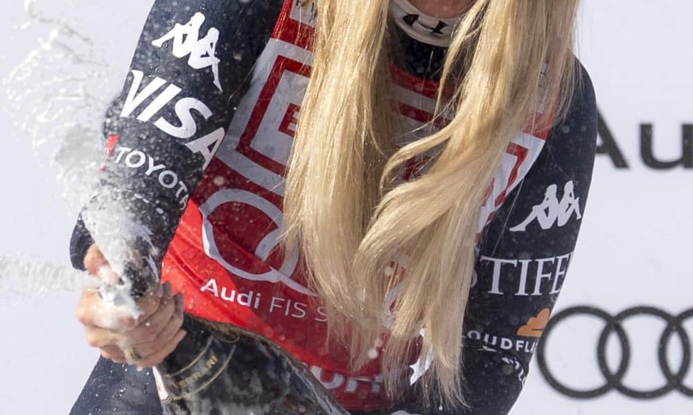 La estadounidense Lindsey Vonn, cuádruple ganadora de la Copa del Mundo de esquí alpino, festeja su victoria del pasado viernes en el descenso de esa competición disputado en la estación suiza de St. Moritz, que logró con 41 años, convirtiéndo en la ganadora de mayor edad de toda la historia del torneo. EFE/EPA/CLAUDIO THOMA