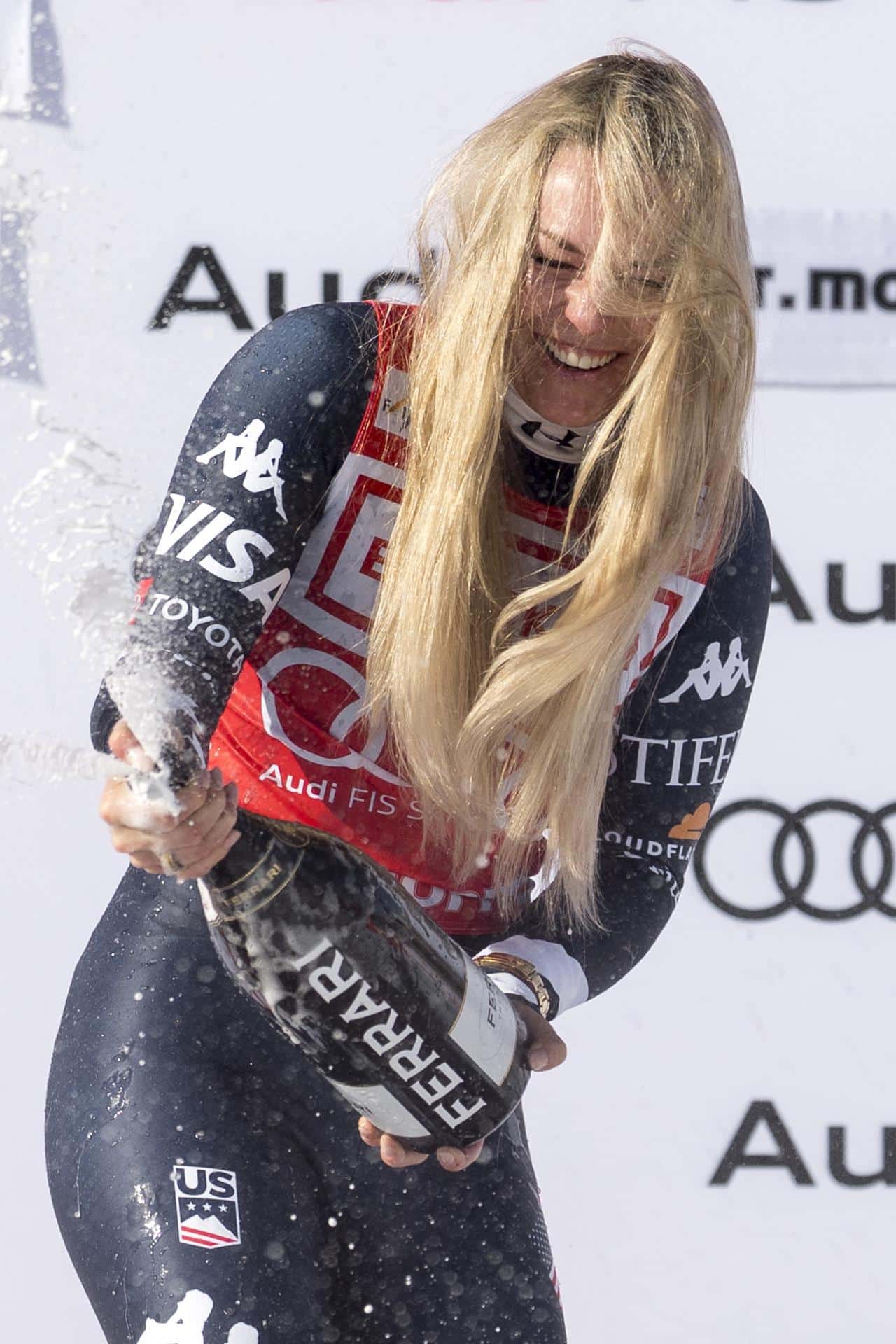 La estadounidense Lindsey Vonn, cuádruple ganadora de la Copa del Mundo de esquí alpino, festeja su victoria del pasado viernes en el descenso de esa competición disputado en la estación suiza de St. Moritz, que logró con 41 años, convirtiéndo en la ganadora de mayor edad de toda la historia del torneo. EFE/EPA/CLAUDIO THOMA
