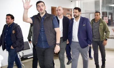 El alcalde de Guayaquil, Aquiles Álvarez (2-i), saluda al salir del Complejo Judicial Norte este miércoles, en Quito (Ecuador). EFE/ Gianna Benalcázar Manzano