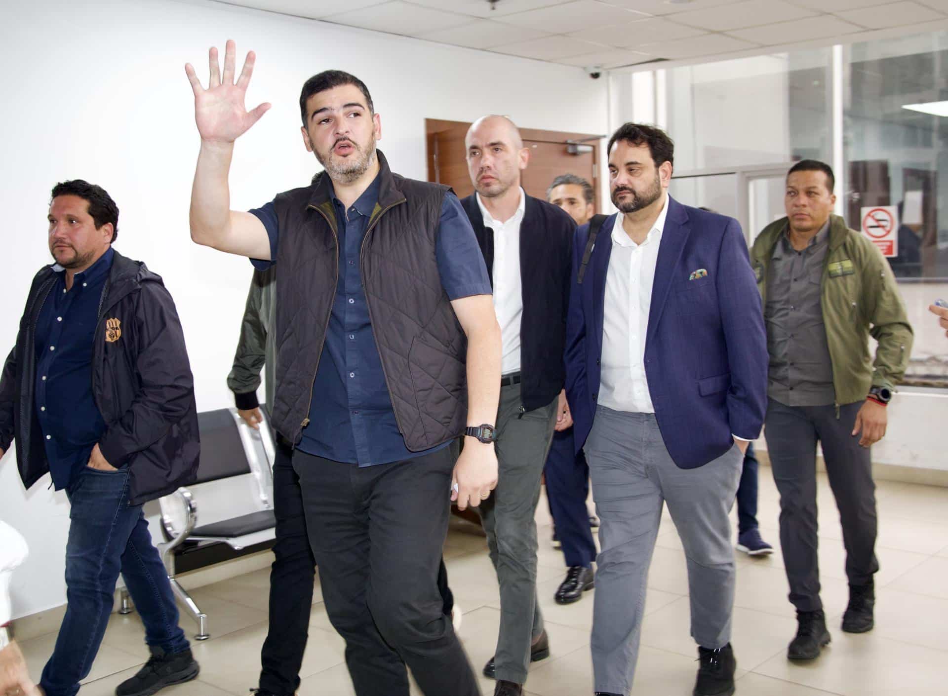 El alcalde de Guayaquil, Aquiles Álvarez (2-i), saluda al salir del Complejo Judicial Norte este miércoles, en Quito (Ecuador). EFE/ Gianna Benalcázar Manzano