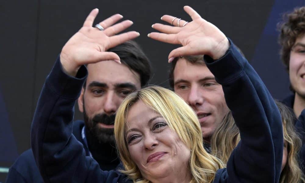 La primera ministra italiana, Giorgia Meloni, saluda a la audiencia durante su asistencia al Festival Atreju en Roma, Italia, el 14 de diciembre de 2025. (Italia, Roma) EFE/EPA/RICCARDO ANTIMIANI