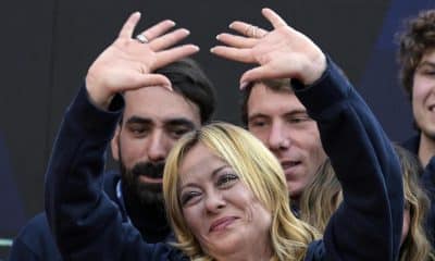 La primera ministra italiana, Giorgia Meloni, saluda a la audiencia durante su asistencia al Festival Atreju en Roma, Italia, el 14 de diciembre de 2025. (Italia, Roma) EFE/EPA/RICCARDO ANTIMIANI