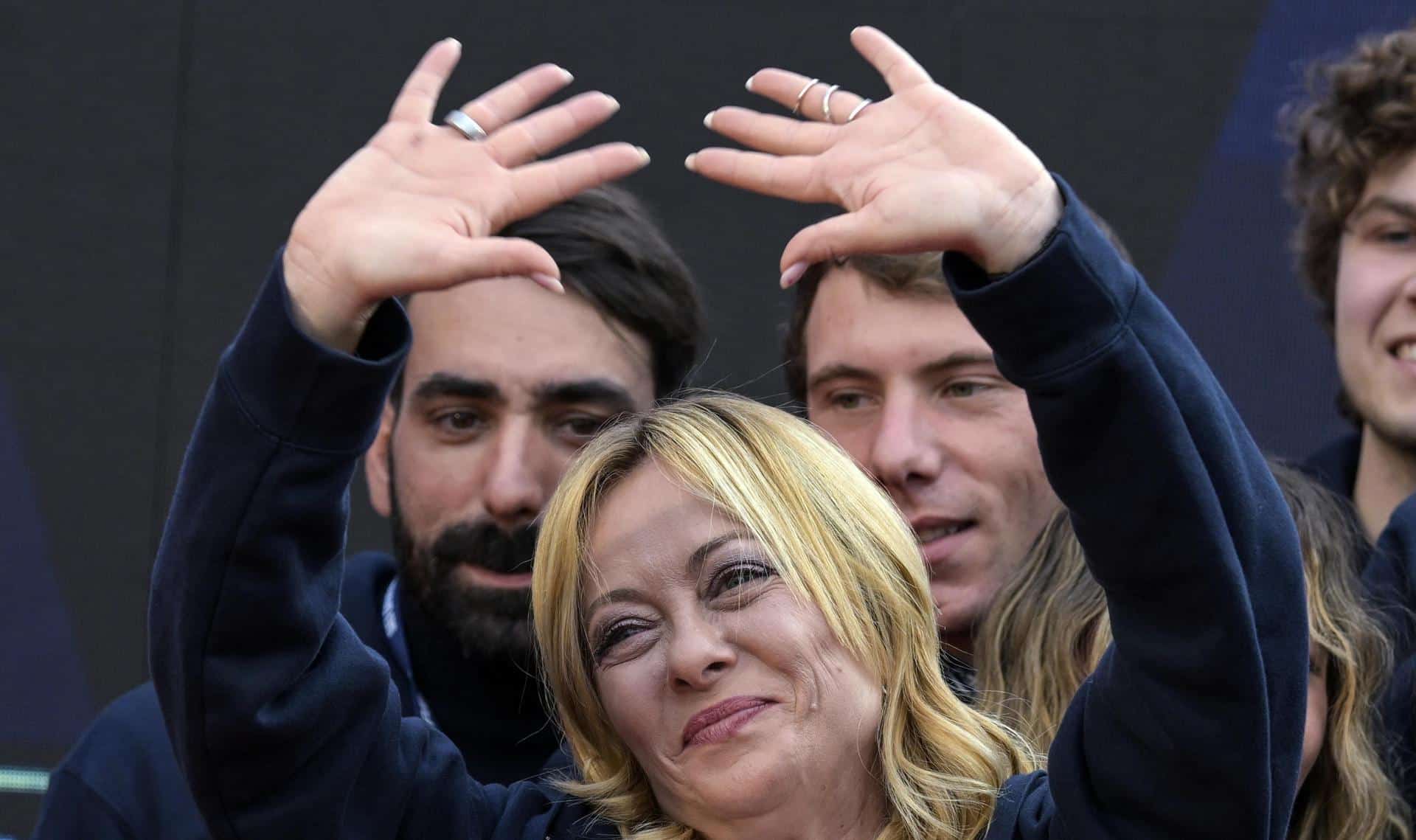 La primera ministra italiana, Giorgia Meloni, saluda a la audiencia durante su asistencia al Festival Atreju en Roma, Italia, el 14 de diciembre de 2025. (Italia, Roma) EFE/EPA/RICCARDO ANTIMIANI