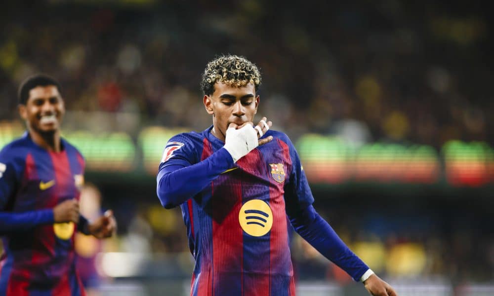 El delantero del Barça Lamine Yamal celebra tras anotar el segundo gol de su equipo este domingo, durante el partido de la jornada 17 de LaLiga EA Sports, que disputaron Villarreal CF y el FC Barcelona en el Estadio de la Cerámica. EFE/ Biel Alino